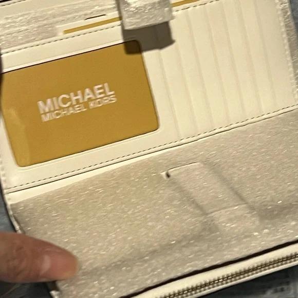 Off white Michael Kors pebbled leather zip around wallet - Picture 5 of 6